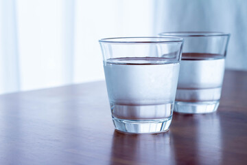 冷たい水が注がれるグラス