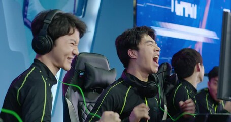 Young men playing esports,4K