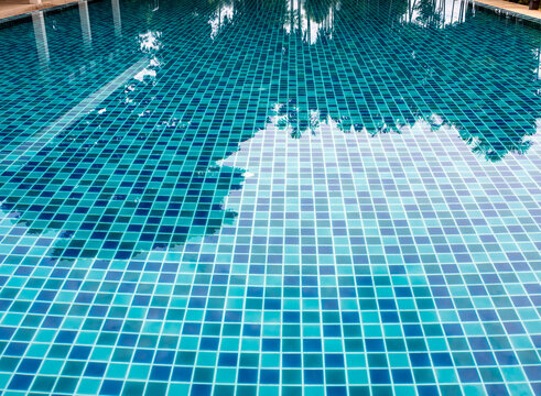 Blue and light blue swimming pool floor tiles alternately paving