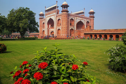 Darwaza-i-Rauza (Great Gate) in Chowk-i Jilo Khana courtyard, Taj Mahal complex, Agra, India