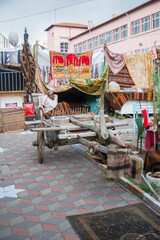 Obraz premium A wooden ox cart decoratively displayed on the streets of Ankara.
