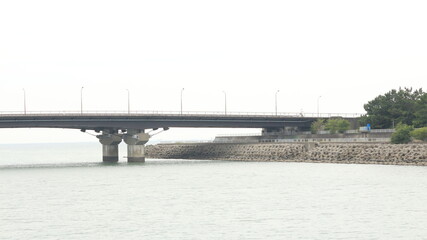 Fototapeta na wymiar 海に掛かる橋