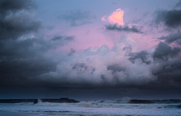 Obraz premium Colorful pinkish-purple sunset in the Galle beach, Dark clouds gathering on the horizon. beautiful beaches on the island of Sri Lanka.