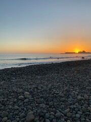 Atardecer playa de piedras