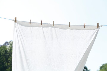 Weisses Betttlaken an einer Wäscheleine hängend, Deutschland, Europa