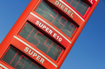Tankstelle mit Preistafel - Günstig tanken