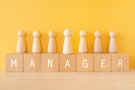 マネージャー、監督｜「MANAGER」と書かれた積み木と人形