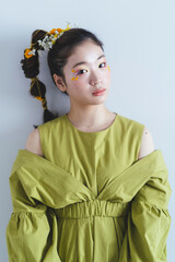 ヘアメイクをした緑のワンピースの女性