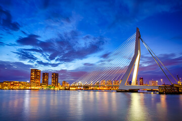Concepts de voyage aux Pays-Bas. Vue nocturne paisible du célèbre Erasmusbrug (pont des cygnes) à Rotterdam en face du port avec port. Shoot fait au crépuscule.