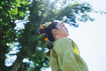 ヘアメイクをした緑のワンピースの女性