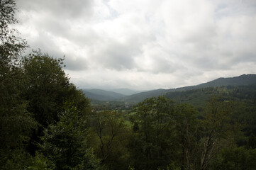 Panorama gór we mgle