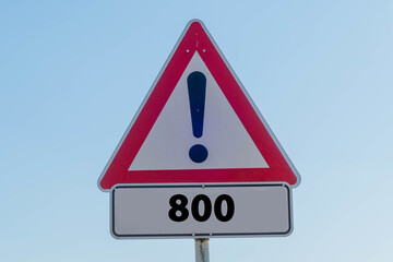 Schild mit Zahl 800