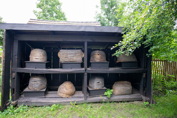 Verschiedene Arten historischer Bienenkörbe