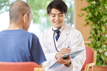 介護施設で診察をする男性医師
