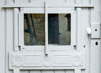 Petite fenêtre sur porte à Vuillafans, Doubs, France