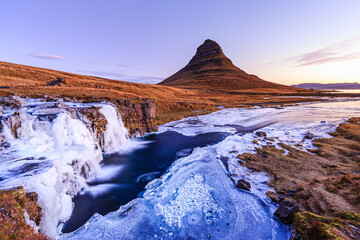 Morgenstimmung am Kirkjufell mit Wasserfall Kirkjufellsfoss, Sonnenaufgang, Sn&auml;fellsnes Halbinsel