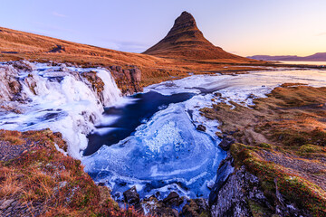 Morgenstimmung am Kirkjufell mit Wasserfall Kirkjufellsfoss, Sonnenaufgang, Snäfellsnes Halbinsel