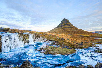 Morgenstimmung am Kirkjufell mit Wasserfall Kirkjufellsfoss, Sonnenaufgang, Snäfellsnes Halbinsel