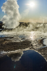 Heiße Quelle, hinten Eruption des Geysir Strokkur, Geothermalgebiet Haukadalur, Golden Circle, Südisland