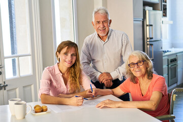 Obraz premium Young woman and senior couple doing memory training