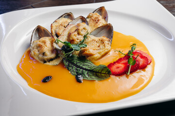 fresh mussel baked with cheese in sauce