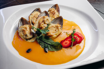 fresh mussel baked with cheese in sauce