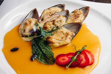 fresh mussel baked with cheese in sauce