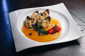 fresh mussel baked with cheese in sauce
