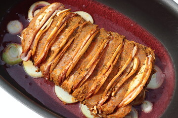 Gefächerter Schweinerücken in Rotweinsoße. Fächerbraten mit Käse und Schinken.