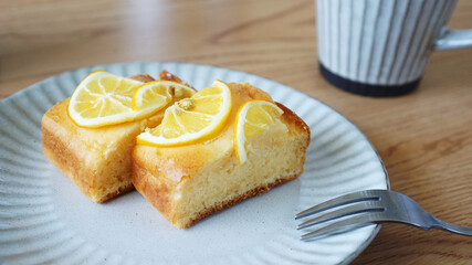 テーブルに置かれたレモンケーキとカップ