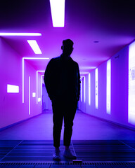 Silhouette in einem beleuchteten Tunnel im 80er Jahre Disco mood.
Silhouette in a tunnel in the 80s...