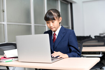パソコン操作をする女子学生