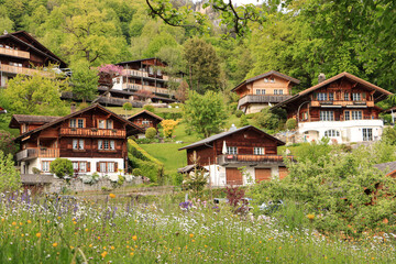 Traditionelle Alpenländische Bauweise in Brienz-Dorf (Berner Oberland)