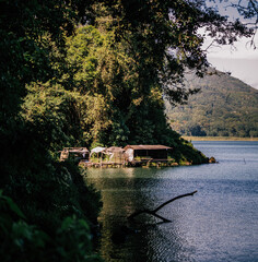 Casita de un pescador local a orillas del lago y escondida bajo un frondoso bosque.