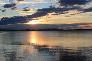 Naklejka premium sunset over the lake