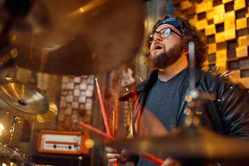 Naklejka premium Drummer playing on drum kit, music performing