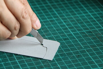 レザークラフトで型紙を切る