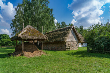 Fototapeta na wymiar Staropolska architektura wiejska, drewniana stodoła pokryta strzechą