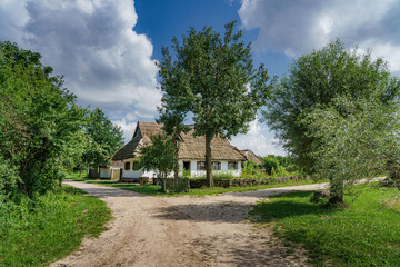 Fototapeta na wymiar Drewniana chłopska chata pokryta strzechą