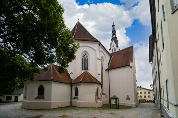 Fototapeta premium Bad Tölz Wolfratshausen Isar München Deutschland Bayern Oberbayern Isartal Isarwinkel Kalvarienberg Zwiebelturm