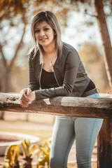 Joven mujer rubia latinoamericana modelando en un parque al atardecer