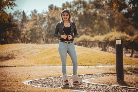 Joven mujer rubia latinoamericana modelando en un parque al atardecer