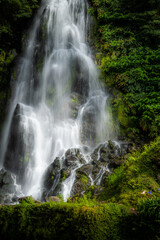 Obraz premium Beautiful waterfall at Parque Natural da Ribeira dos Caldeirões on Sao Miguel, Azores