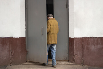 Obraz na płótnie Canvas The old man walks in the door.