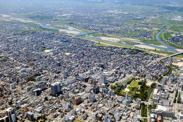 富山城址公園上空から神通川方向を空撮