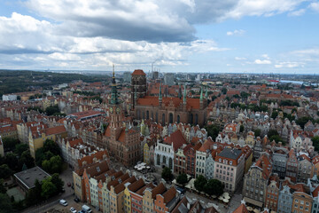 Centrum starego miasta Gdańsk, stare kamienice i dachy widoczne z lotu ptaka, drona.  © Arkadiusz