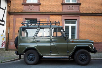 Geländewagen der Siebzigerjahre, Achtzigerjahre und Neunzigerjahre in Olivgrün aus Russland und...