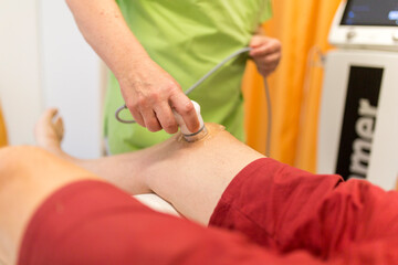 Ultraschalluntersuchung am Knie, Physiotherapie, Knieverletzung, Untersuchung, manuelle Therapie