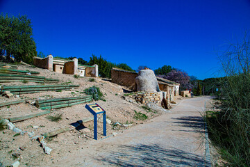 Fototapeta na wymiar Horno de cocción de epoca Ibera, restaurado, en pequeño yacimiento de poblado Ibero restaurado