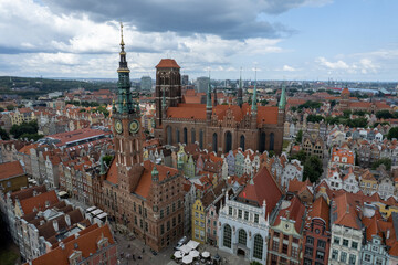 Centrum starego miasta Gdańsk, stare kamienice i dachy widoczne z lotu ptaka, drona.  © Arkadiusz